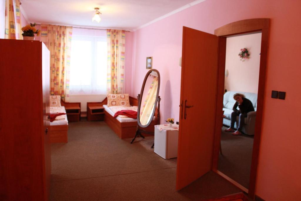 Garni Hotel Anne-Mary Pöstyén Szoba fotó